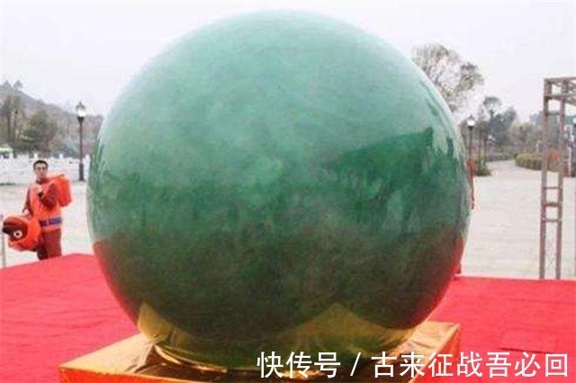 夜明珠@男子承包矿山挖出重6吨夜明珠,估值26亿卖不掉,放在公园成路灯