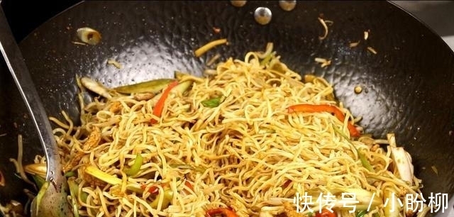 红辣椒|肉丝炒面最好吃的做法，简单几步，5分钟就出锅，比饭店的还好吃