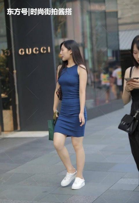蓝色裹身裙搭配白色板鞋,时尚干净又简洁,简直就是移动的风景线