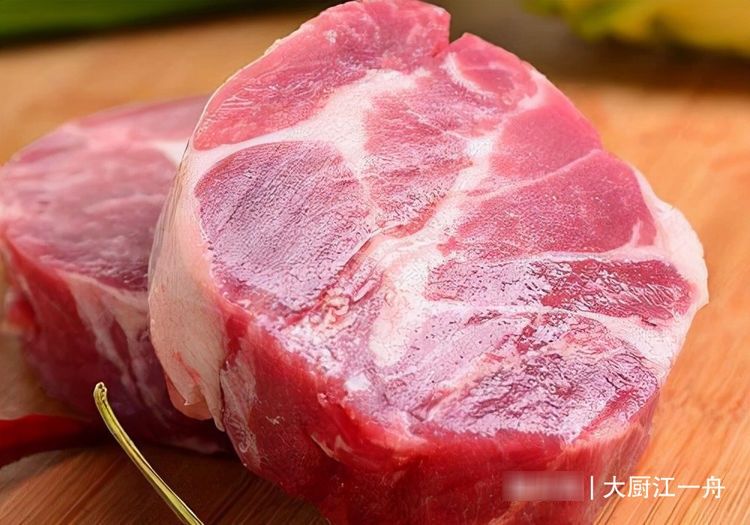 买猪肉，不是越瘦越好，专挑这“5个部位”，肉鲜滑嫩不腥还不柴