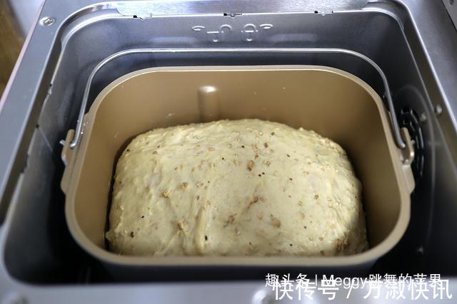 烤箱|用面包机做欧包,原来这么简单!只需加清水,外脆内嫩真地道!