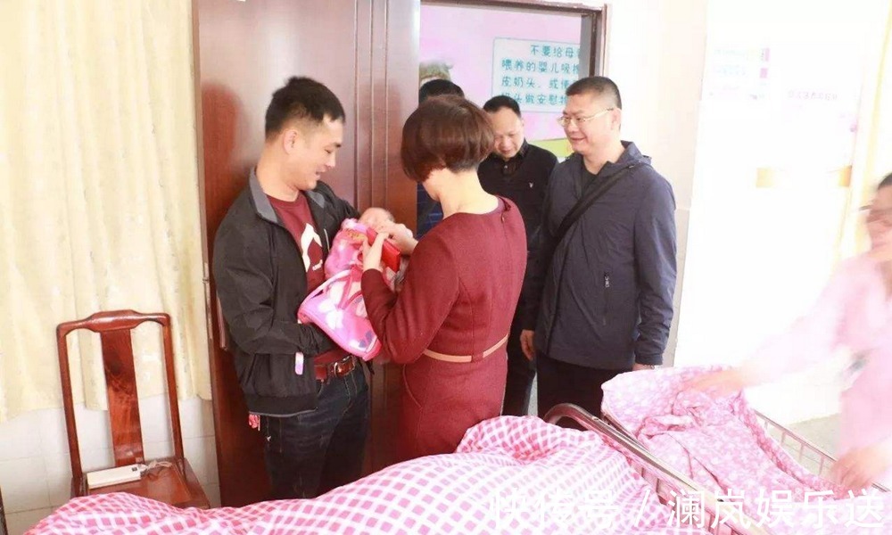 婆婆|坐月子谁照顾宝妈合适,婆婆还是亲妈两位老人的选择很“讨巧”