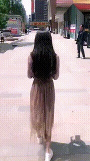 |搞笑GIF：哎呀！你给我点的这个香肠太大了，我吃不完！