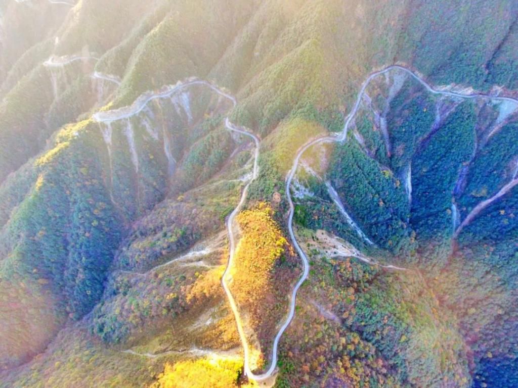 层峦|徽州3条自驾天路，串起了古徽州一半的美景，一路穿丘陵越层峦......