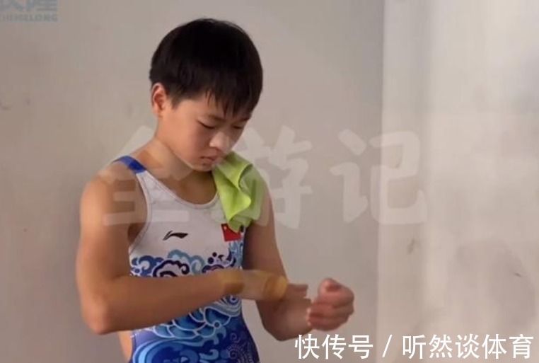 跳水|好榜样!全红婵重回母校展示水花消失术,三米和十米跳水切换自如