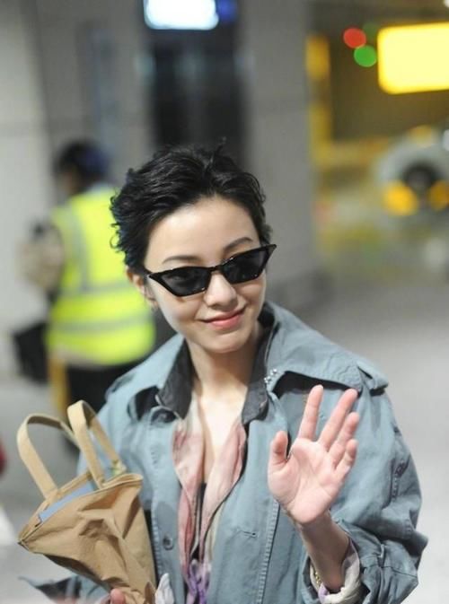 洋气|美女时尚穿搭，穿工装款风衣，短发配墨镜个性又洋气！