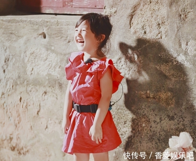 追星女孩 小泡芙女大十八变,8岁美成整容模板,和嗯哼越来越有cp感了