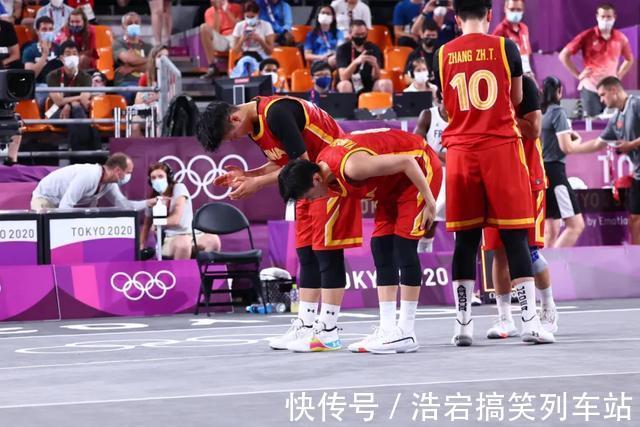 女篮|看哭了啊!29年的漫长等待,中国篮球,终于站上奥运领奖台
