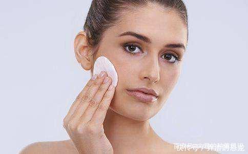 为什么要先涂乳液，再擦爽肤水美容师说出了实情，还好我没跟风