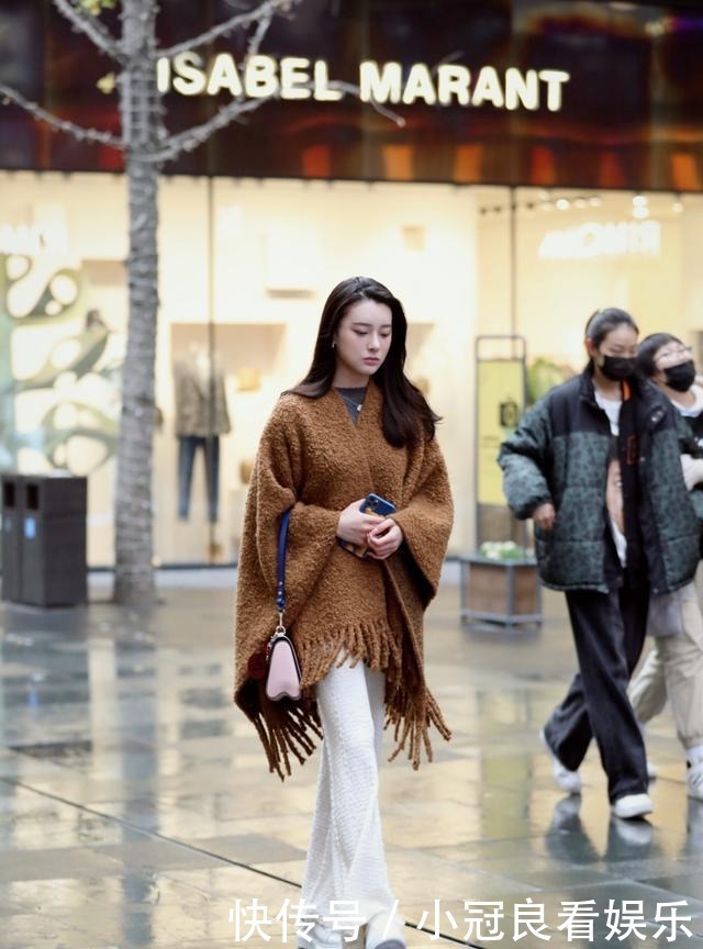 今年冬天的保暖穿搭,少不了一件摇粒绒外套,轻轻松松时髦加倍