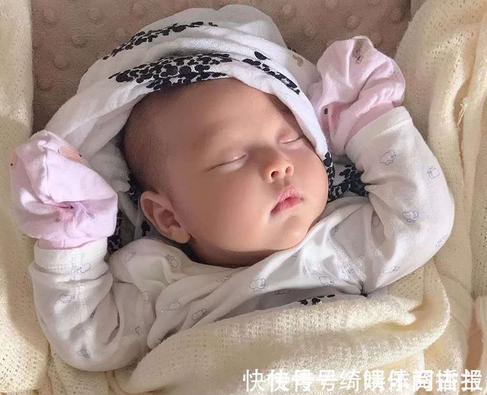 宝宝|大脑发育好的宝宝,睡觉时常有“反常举动”,只占一个就足够
