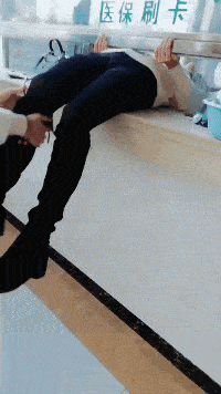 |搞笑GIF:和朋友一起吃饭, 就这个菜没敢动筷子!