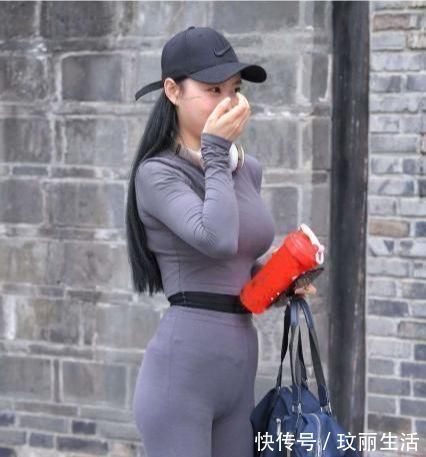 街拍|身材完美的女生,可以穿紧身的上衣和裤子,特别显身材