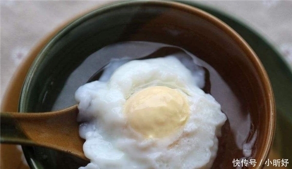 大厨|煮荷包蛋时,直接下锅煮就错了大厨教你1招,鸡蛋不生沫不散花