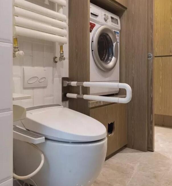 卫生间|60㎡老破屋一半住四代人一半存物,卫生间居然在厨房,狗窝变金窝