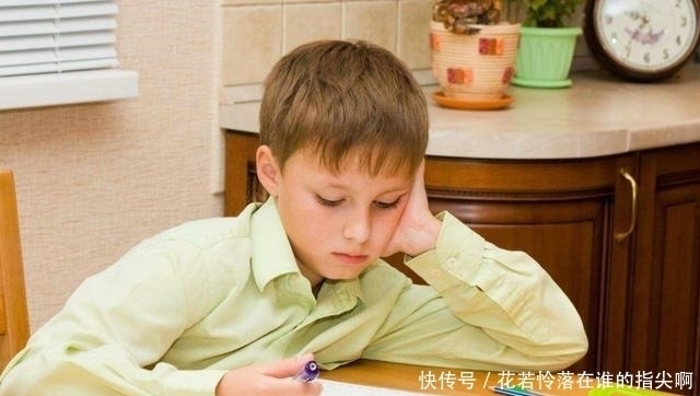 正确做法|宝宝常见的6个坏行为习惯，容易让大脑变迟钝，家长其实很好避免