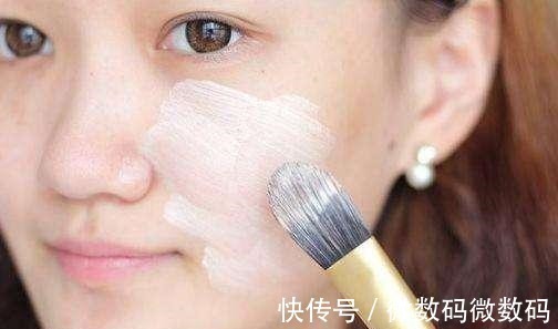 妆容 为什么粉底液刚上脸很白,下午就变暗沉因为很多人做错了这一步!