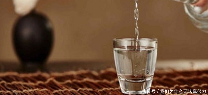 这2款白酒因便宜,摆在货架最底层,却都是纯粮酒,内行才买