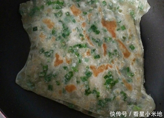 葱油饼|饺子皮就能做的葱油饼,简单的不要不要的,几分钟就上桌的美食
