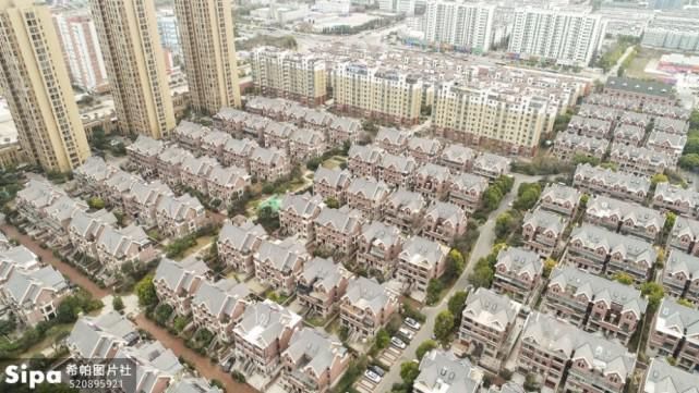 停车位|朋友冲动买下老旧二手房,住了半年就后悔,他总结了“3个缺点”