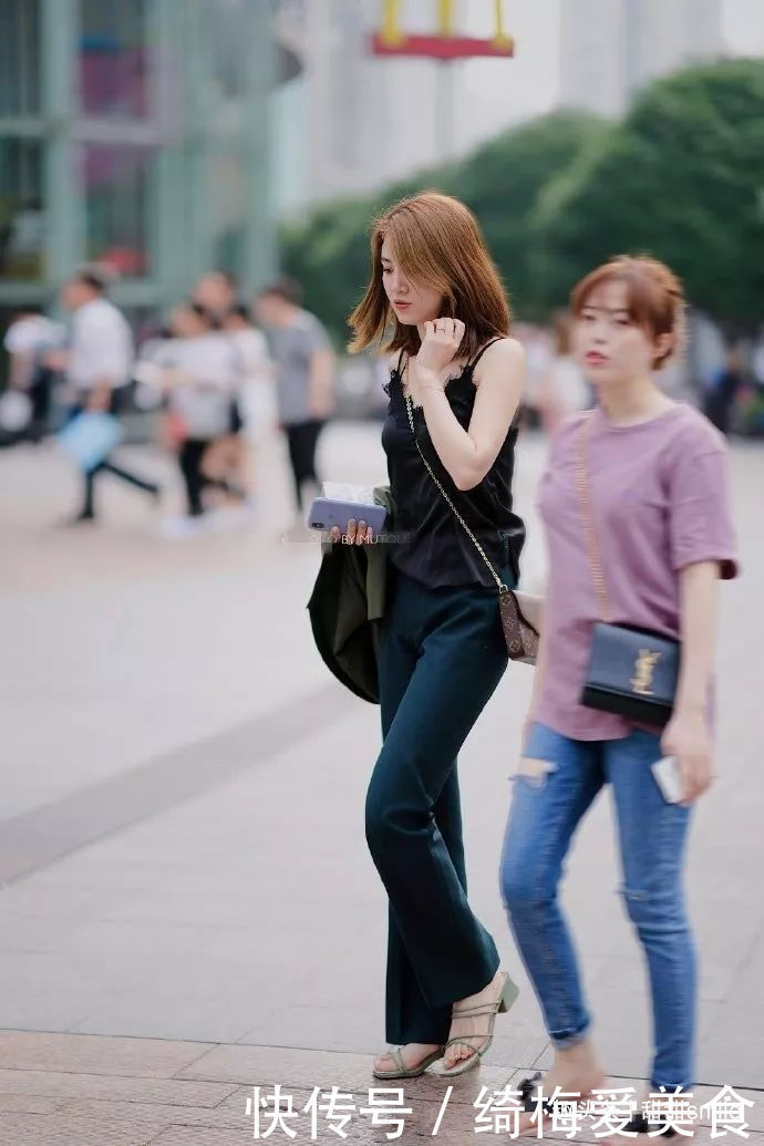 女神一双优雅的一字带高跟凉鞋穿在脚上,走路的姿态显得更有韵味