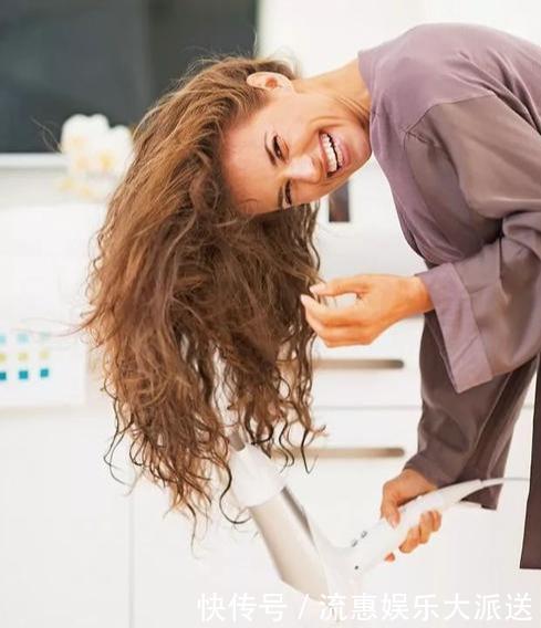 精油|头发容易又油又塌洗完头后3个习惯,头发第二天也蓬松