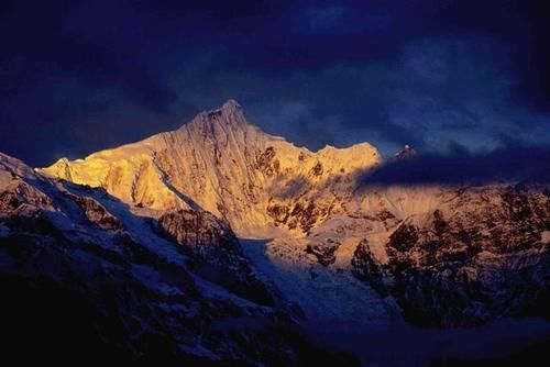 号称雪山之神的梅里雪山,海拔比珠峰低,却从未有人登顶!