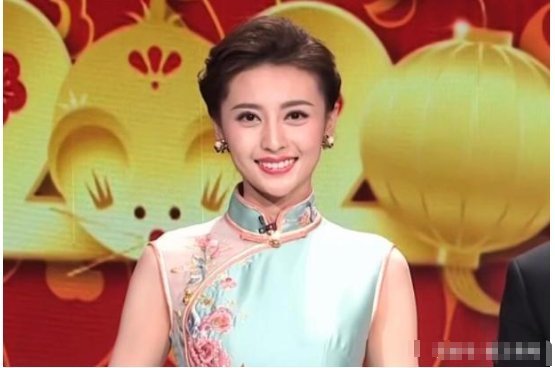 央视主持人张舒越站姿懒散,主持气口把握不到位,观众不认可