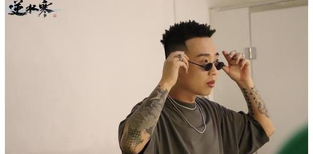 披荆斩棘的哥哥开播纷争不断,GAI护兄弟被喷,连陈小春都敢怼