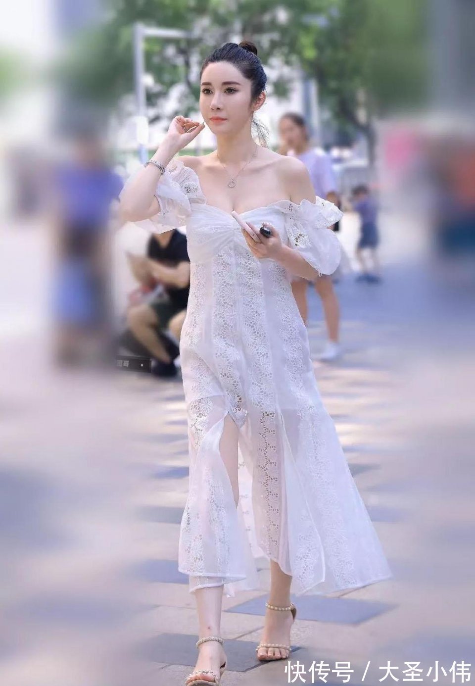 简略|美女街拍:爸爸说这样的女人最有福气,微胖姑娘为啥还这么迷人?你认为那?