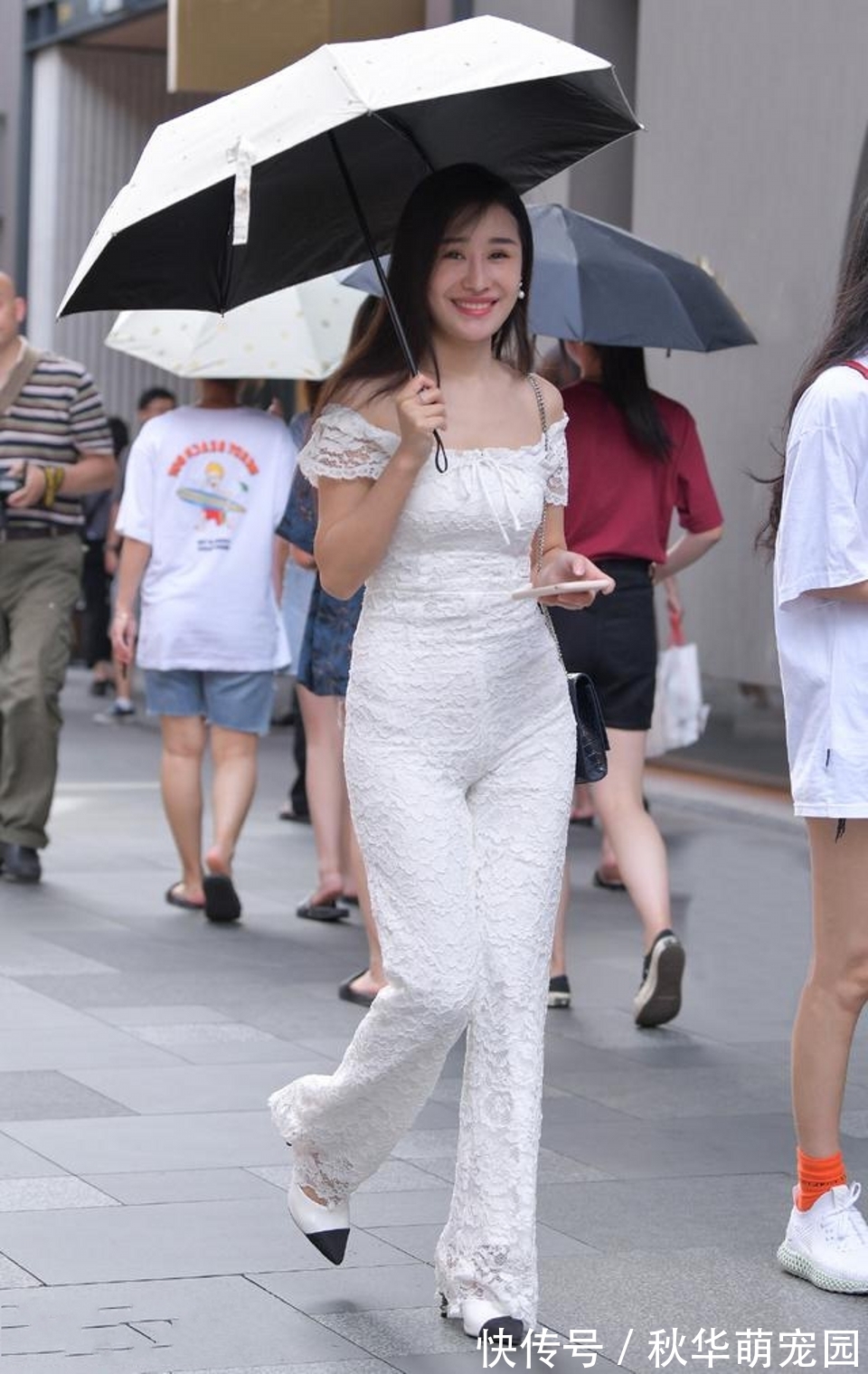 修身|搭配黑色修身小衫,胳膊部分是透视的网纱,很性感