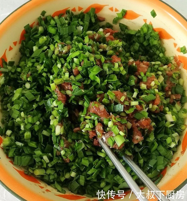 盒子|喜欢烙盒子吗?大叔教你韭菜馅饼,皮薄馅大,外酥里嫩,挺好吃!