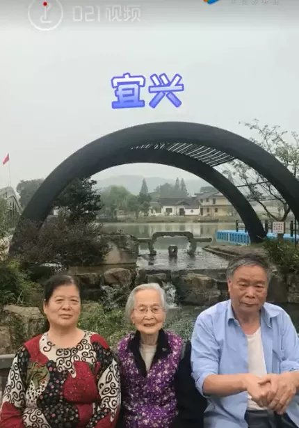 青岛栈桥|太暖了！101岁奶奶环游记！91岁起爱上旅游，只因身边的她