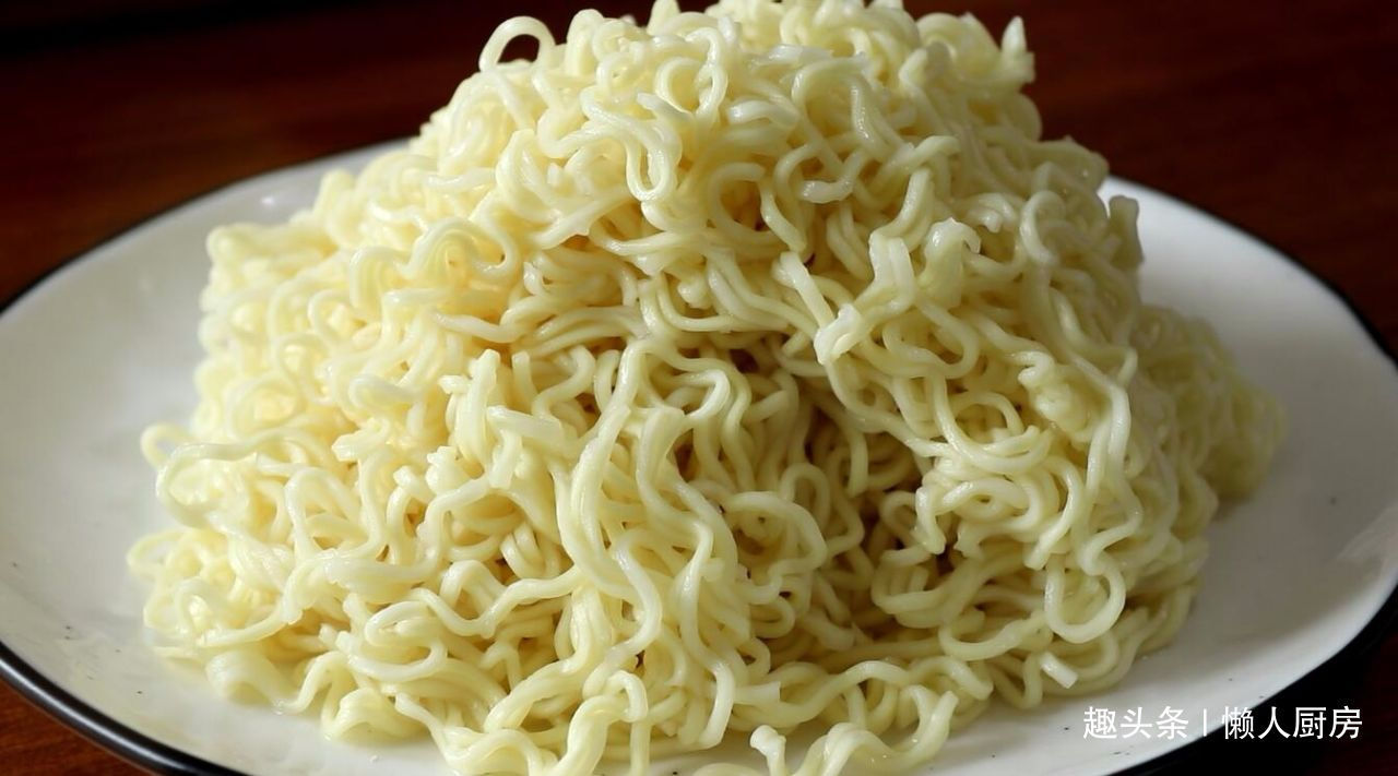 方便面别只会泡着吃,配上烧椒凉拌着吃,劲道爽滑,酸辣开胃