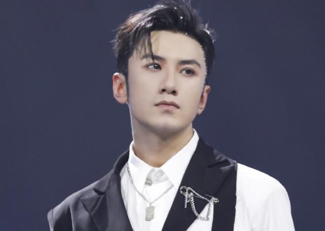 印小天和杜淳同台跳舞多尴尬,印小天想点评杜淳还得看金星的眼色