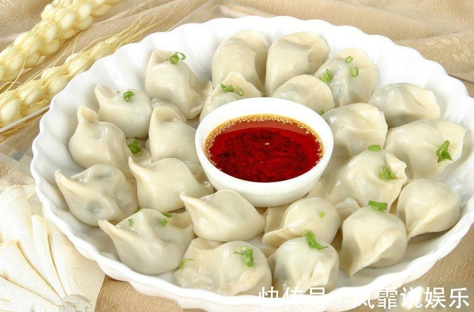 煮饺子时，千万别清水下锅了，大厨加点“它”，饺子好吃不粘锅