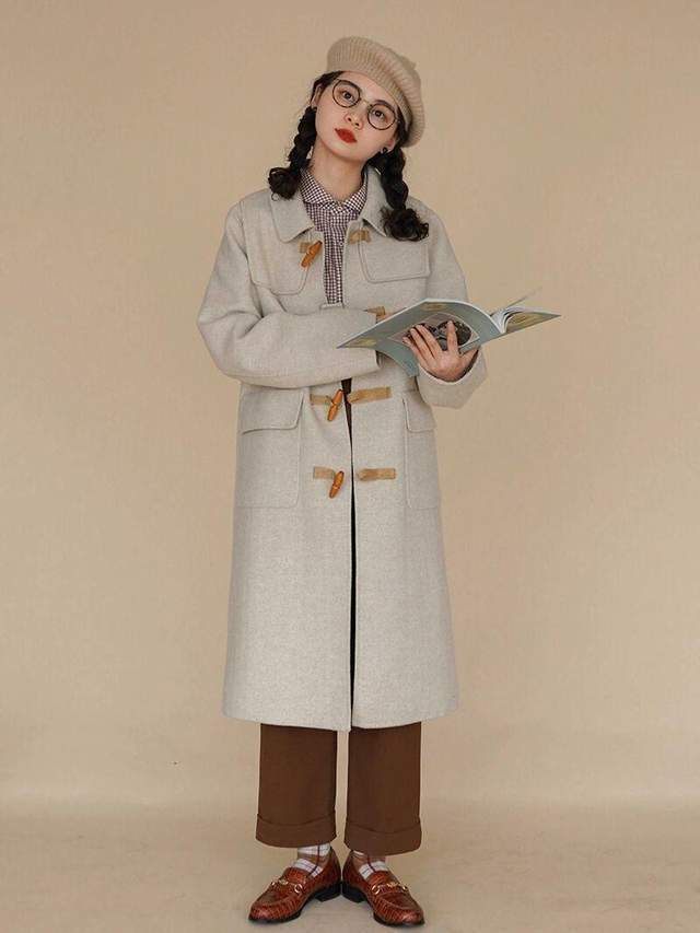 时尚博主 秋冬必备单品,少不了风衣的搭配,风衣+格子半身裙,时髦又洋气