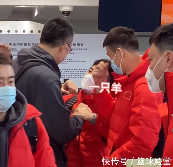 杜锋|男篮登机图！全员送签名，大韩打人，徐杰近照流出，杜锋行李最多