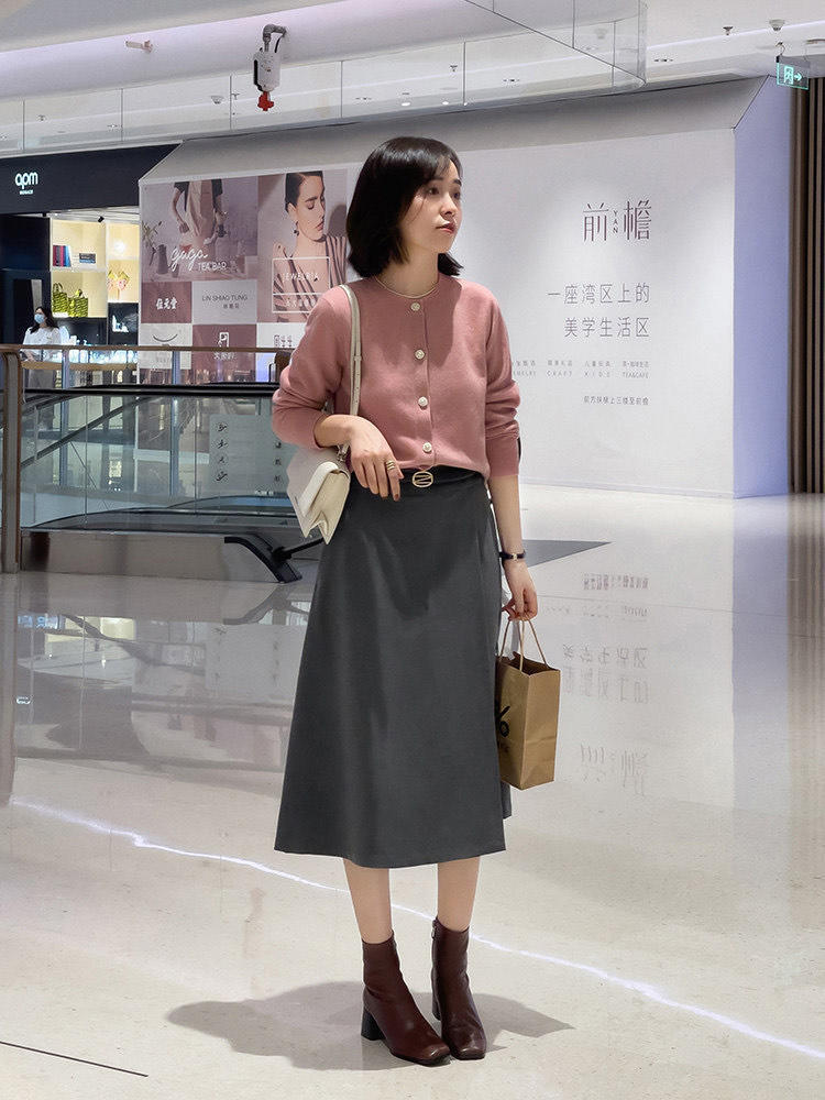 灰色|秋冬,一定要有一件灰色卫衣,搭配牛仔半身裙,简直不要太美