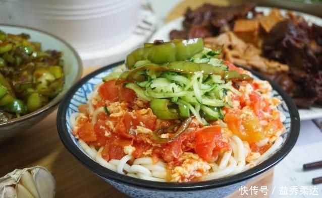 一家三口的家常晚餐，10块钱做一大桌，朋友说你家老公女儿真幸福