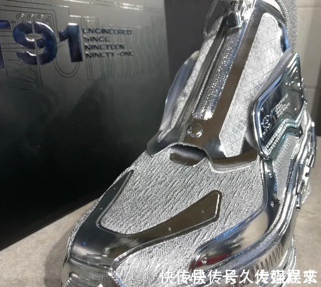 秀款 安踏进军时装领域?疑似空山基联名款安踏新鞋型曝光!