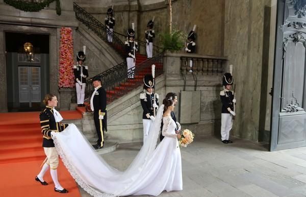 玛丽·唐纳森|各国王妃的婚礼头纱设计,丹麦王妃的最华丽、梅根的很用心