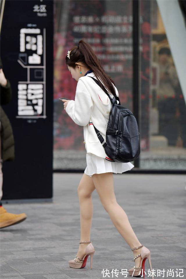 春天|街拍白色百褶裙气质美女,配10多厘米的细高跟,这样走路累吗?