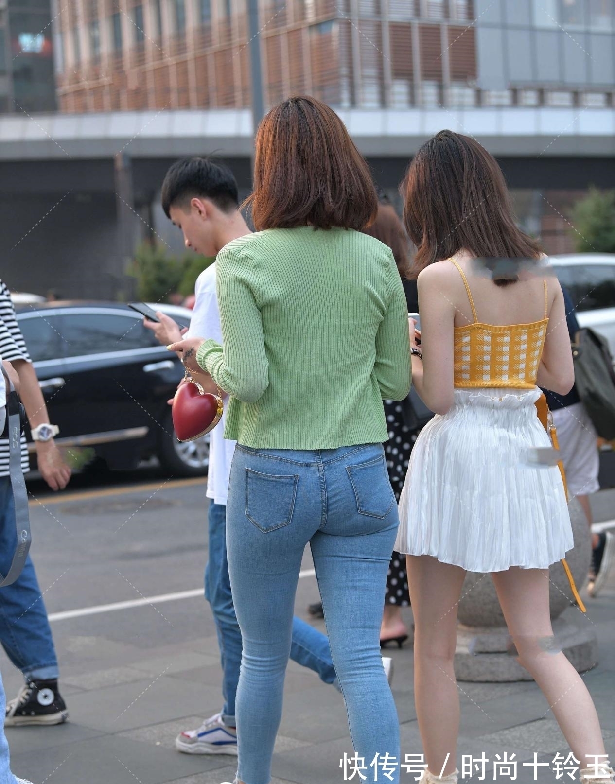 开衫 亮黄色背心搭配牛油果绿色小开衫,大胆复古,演绎别样风情