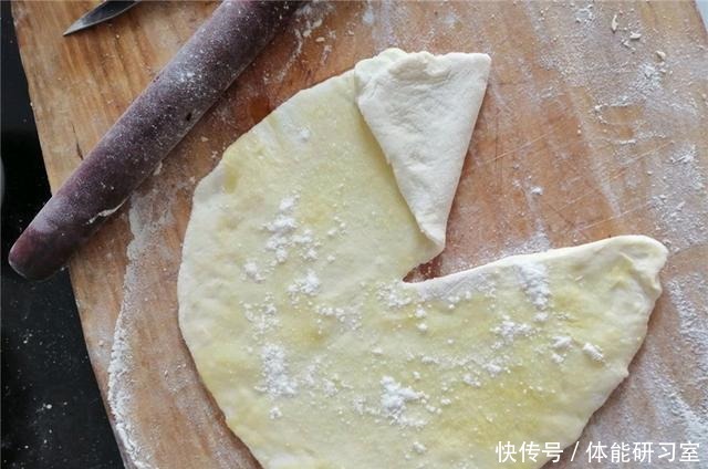 烙饼时,直接烙是大错特错!多做1步,饼柔软起层不发硬,特好吃