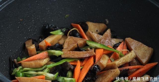 千叶豆腐就用红烧的做法,简单快手,鲜香美味,软嫩入味比肉好吃