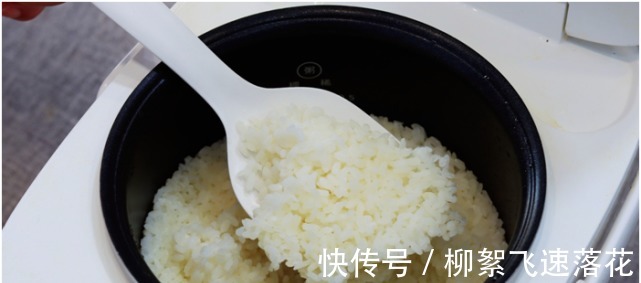 煮米饭不要只加水了，教你饭店不外传的技巧，米饭香甜松软又好吃！