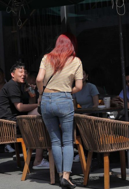 短款条纹图案上衣，搭配简单牛仔裤，塑造轻松减龄的休闲穿搭