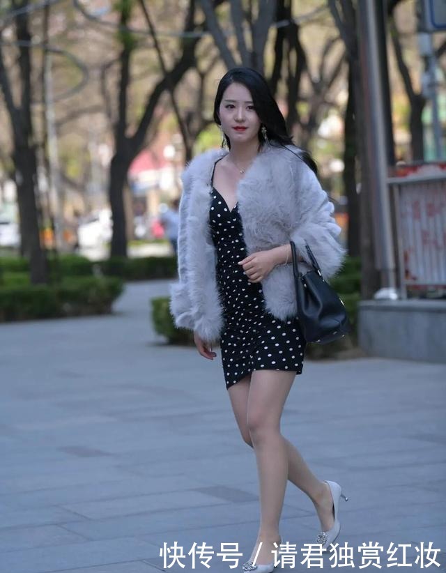 爱不释手|一款时髦的“波点裙”,简约又富有层次,时髦精们爱不释手!