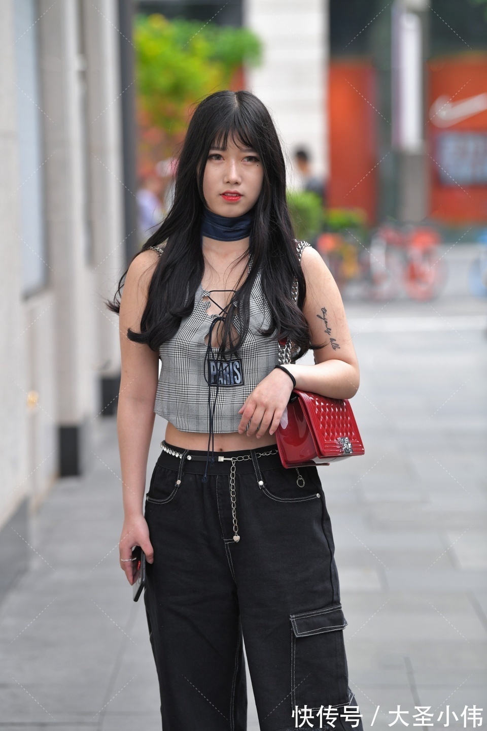 姑娘们|美女街拍:时髦抢镜的穿搭,展现出该有的活力与叛逆,这位美女今年有18岁吗